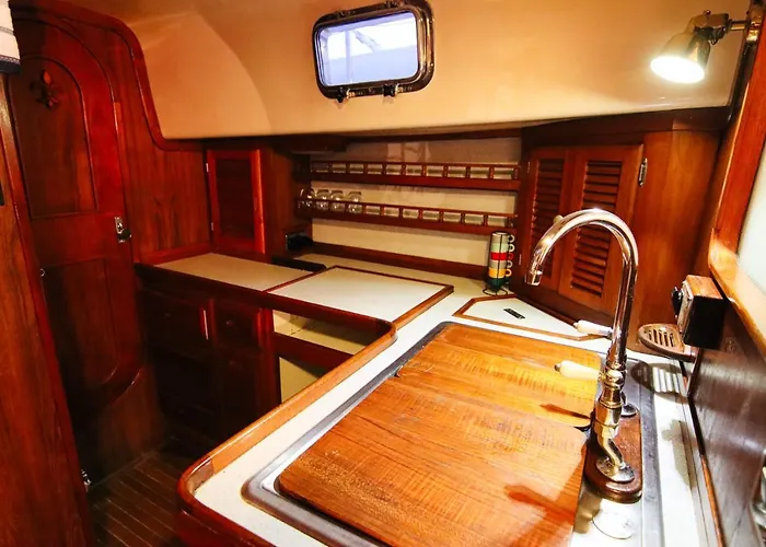 Bådhotel Alejandro Magno *